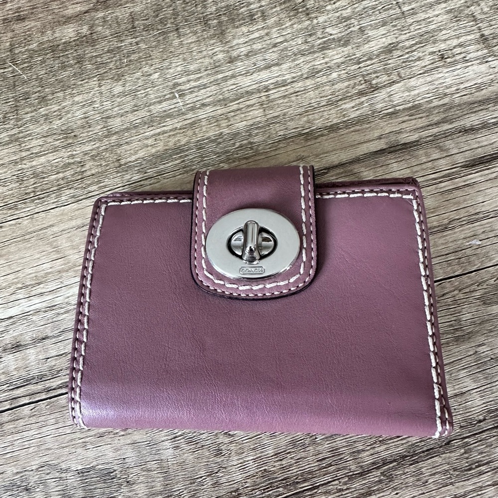Chic Mauve Leather Wallet with Metal Clasp